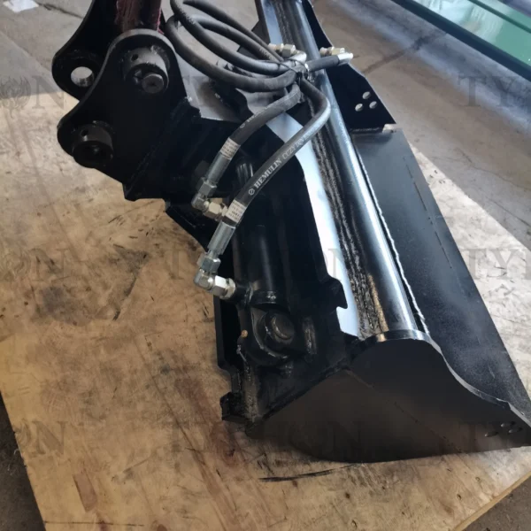 2.5-Ton-Excavator-Attachment-Hydraulic-Tilt-Bucket-800mm5-scaled-1.webp 2.5-Ton-Excavator-Attachment-Hydraulic-Tilt-Bucket-800mm5-scaled-1.webp